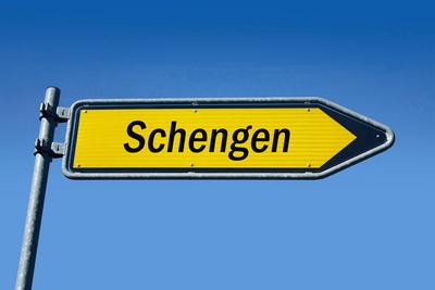 Wegweiser mit Schengen-stock-foto