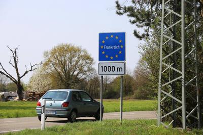 PKW kurz vor der deutsch-franz?sischen Grenze zwischen Lauterbourg (Elsass) und Neu-Lauterburg (Rheinland-Pfalz) *** Ca-stock-foto