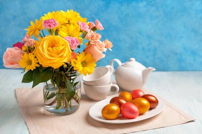 Gedeckter Ostertisch mit Ostereiern und Fr?hlingsblumen. Frohe Ostern.-stock-foto