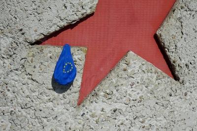 Luftballon an einer Nationens?ule in Schengen Luftballon an einer Nationens?ule in Schengen 17 09 2-stock-photo