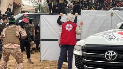 Palestinian resistance received and hands over bodies of four israeli captives to the red cross in bani suhaila.-stock-foto