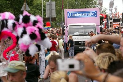 Wagen der Lindenstra?e auf dem CSD in K?ln-stock-foto