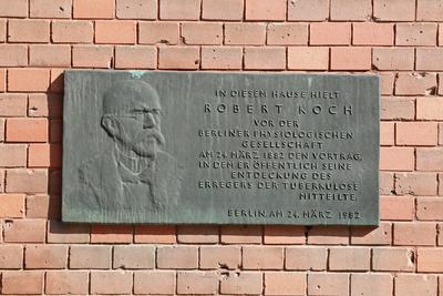Tafel mit der Inschrift In diesem Haus hielt Robert Koch vor der Physiologischen Gesellschaft am 2-stock-foto
