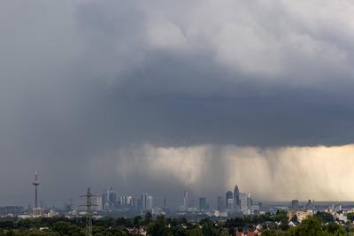 News Bilder des Tages Unwetter ?ber Frankfurt Dunkle Wolken eines Gewitters sind am Nachmittag ?ber der Skyline von Fran-stock-foto