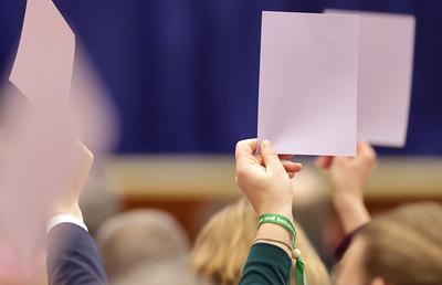 1.Tagung der III.Landessynode der Ev.-Luth Kirche in Norddeutschland Wahl Symbolisch Stimmzettel Travemuende *** 1 Sessi-stock-foto