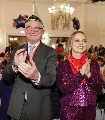 Presentation of the golden jesters bell / Regina Halmich bekommt im Europa-Park die Goldene Narrenschelle 2025 der Vereinigung Schw?bisch-Alemannischer Narrenz?nfte (VSAN)-stock-foto