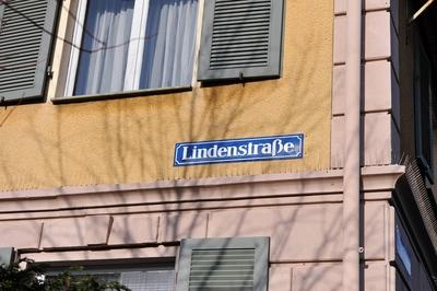 Bildnummer: 54663729  Datum: 21.11.2010  Copyright: imago/RevierfotoFernsehserie Lindenstra?e - Kulisse Stra?enschild im Kulissenbau der Lindenstra?e auf dem WDR Studiogel?nde in K?ln am 21.11.2010   Kultur TV Kulisse kbdig xcb 2010 quer Lindenstra?e ARD Soap WDR Fernsehproduktion Sendung Fernsehsendung TV Sendung Fernsehen TV Unterhaltung TV Serie K?ln Geb?ude Haus Kulisse Filmkulisse Fernsehkulisse Nr. 7 Villa DresslerBildnummer 54663729 Date 21 11 2010 Copyright Imago Spot photo Television series Linde road Backdrop Road sign in Kulissenbau the Linde road on the WDR Studio Centre in Cologne at 21 11 2010 Culture TV Backdrop Kbdig  2010 horizontal Linde road ARD Soap WDR Television production Consignment Television broadcast TV Consignment Television TV Entertainment TV Series Cologne Building House Backdrop Film backdrop Fernsehkulisse No 7 Villa Dressler-stock-foto