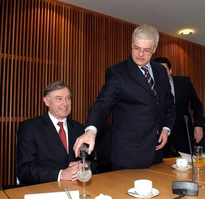 Bildnummer: 50415897  Datum: 24.03.2004  Copyright: imago/S?mmerHorst K?hler (li., GER/CDU/Gesch?ftsf?hrender Direktor des Internationalen W?hrungsfonds) anl?sslich eines Empfangs bei Christoph B?hr (GER/CDU-Fraktionsvorsitzender Rheinland-Pfalz) in Mainz, Personen , optimistisch; 2004, Empfang, Empf?nge, Internationaler, IWF, Internationale W?hrungspolitik, Weltwirtschaft, Internationale Finanzpolitik, Wirtschaftspolitik, , l?chelt, l?chelnd, l?cheln, einschenken, schenkt ein; , hoch, Kbdig, Gruppenbild, Parteien, Politik, Deutschland, Randbild, People-stock-foto