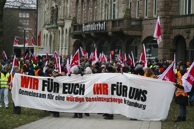 Warnstreik im oeffentlichen Dienst in Hamburg am 20.02.20325 Die Arbeitnehmer gehen auf die Strasse am Besenbinderhof und demonstrieren f?r bessere Arbeitsbedingungen.mit ver.di mit Fahnen und einem Transparent mit der Aufschrift Wir fuer euch Ihr fuer uns, Wir brauchen Entlastung Altersteilzeit jetzt ver.di HH ruft die Besch?ftigten der Freien und Hansestadt Hamburg FHH Heute zu einem ganzt?gigen Warnstreik auf Hamburg Deutschland *** Warning strike in the public service in Hamburg on 20 02 20325 The employees take to the streets at Besenbinderhof and demonstrate for better working conditions with ver di with flags and a banner with the inscription Wir fuer euch Ihr fuer uns, Wir brauchen Entlastung Altersteilzeit jetzt ver di-stock-foto