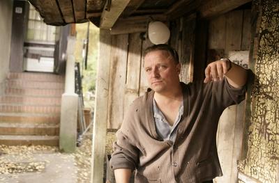 Nicht alle waren M?rder Axel Prahl bei den Dreharbeiten zu Nicht alle waren M?rder Kleinmachnow-stock-foto