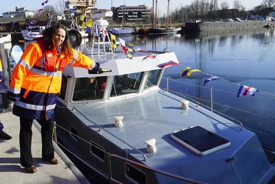 Taufe des neuen Forschungsschiffes Vektor durch Innovationssenatorin Dr.Melanie Leonhard SPD Politikerin auf den Namen Vektor am 20.02.2025 in Hamburg Das Fraunhofer Centrum f?r Maritime Logistik CML im Harburger Binnenhafen entwickelt innovative L?sungen f?r den maritimen Sektor, die weltweit eingesetzt werden HH Deutschland *** Christening of the new research vessel Vektor by Innovation Senator Dr Melanie Leonhard SPD politician under the name Vektor on 20 02 2025 in Hamburg The Fraunhofer Center for Maritime Logistics CML in Harburg inland port develops innovative solutions for the maritime sector that are used worldwide HH Germany-stock-photo
