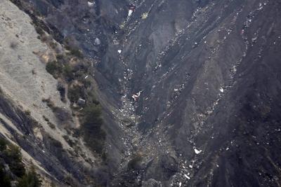 Wrackteile an der Absturzstelle der Germanwings Maschine 4U9525 bei Barcelonette in Frankreich 24-stock-photo
