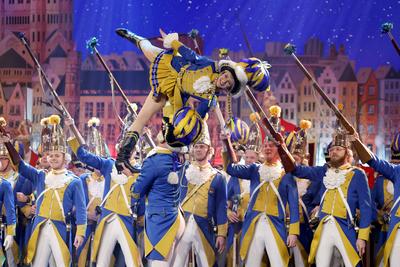 B?rgergarde Blau-Gold mit Tanzpaar Selina Jauch und Christopher Wallpott-stock-foto