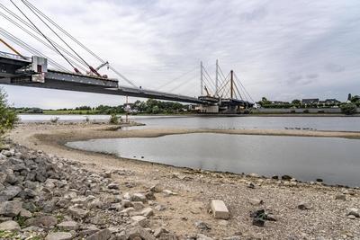 Niedriger Wasserstand des Rhein bei Duisburg-Neuenkamp, Pegel bei 279 cm, noch keine Einschr?nkungen f?r die Schifffahrt-stock-foto
