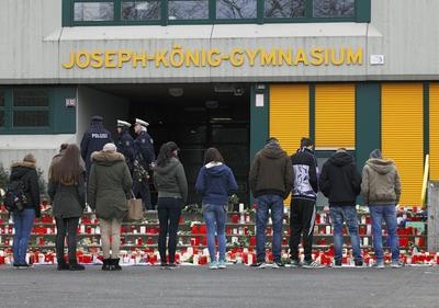 Kerzen f?r die Opfer des Germanwings Ungl?cks des Joseph K?nig Gymnasiums in Haltern am See Deutsch-stock-foto