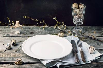 Gedeckter Ostertisch-stock-foto