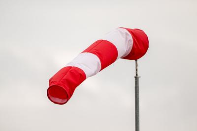 Windsack bei bew?lktem Wetter auf Flugfeld , Deutschland, Hessen, Frankfurt am Main, 12.11.2024, Ein rot-wei? gestreifte-stock-foto