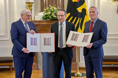 Wohlfahrtsmarken mit "Helferinnen und Helfern der Menschheit"-stock-photo