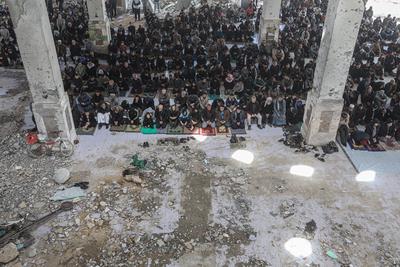 Palestinians gather at the Imam Al-Shafii Mosque, which was heavily damaged in the Israeli attacks-stock-foto