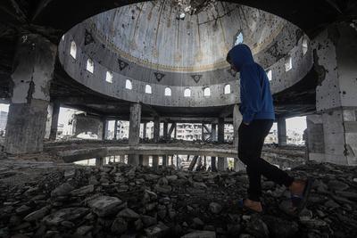 Palestinians gather at the Imam Al-Shafii Mosque, which was heavily damaged in the Israeli attacks-stock-foto