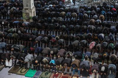 Palestinians gather at the Imam Al-Shafii Mosque, which was heavily damaged in the Israeli attacks-stock-foto