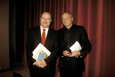 Bildnummer: 50049146  Datum: 31.05.2001  Copyright: imago/KaroAntonio Skarmeta (CHI) (li.) und Uwe Timm (GER) (re.) anl?sslich einer Lesung im Prinzregententheater, Personen , optimistisch; 2001, chilenisch, chilenischer Botschafter, Lesungen, Buchlesungen, Schriftsteller, Buchautor, Autor, Autoren; , quer, Kbdia, Gruppenbild, Deutschland, M?nchen, People, Bayern; Aufnahmedatum gesch?tzt-stock-foto