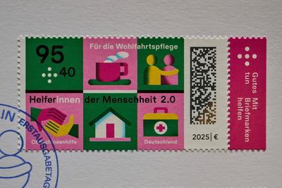Wohlfahrtsmarken mit "Helferinnen und Helfern der Menschheit"-stock-photo