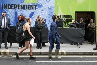 PETA Pluck 'Ostrich' Outside London Fashion Week-stock-foto