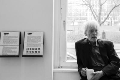 Timm Ulrichs in seiner Ausstellung Ich, Gott & die Welt. 100 Tage, 100 Werke, 100 Autoren , im Haus am L?tzowplatz, Berl-stock-foto