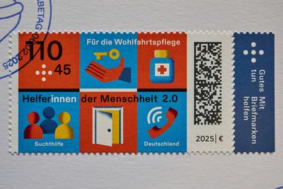 Wohlfahrtsmarken mit "Helferinnen und Helfern der Menschheit"-stock-photo