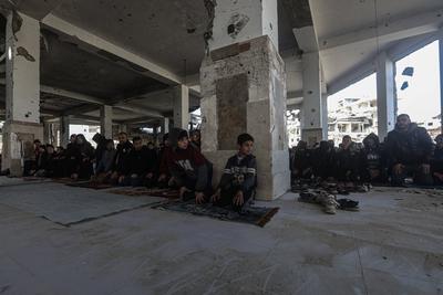 Palestinians gather at the Imam Al-Shafii Mosque, which was heavily damaged in the Israeli attacks-stock-foto