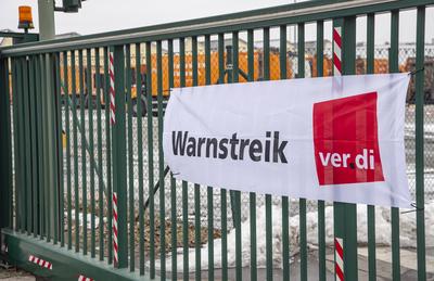 21 . 02 . 2025 , Berlin / Neuk?lln : Warnstreik BSR ( Berliner Stadtreinigung ) . Foto : Recyclinghof in der Gradestra?e-stock-foto