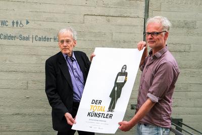 Timm Ulrichs und Filmemacher Ralf-Peter Post anl?sslich der Filmpremiere Der Totalk?nstler (2018) im Sprengel-Museum, Ha-stock-photo