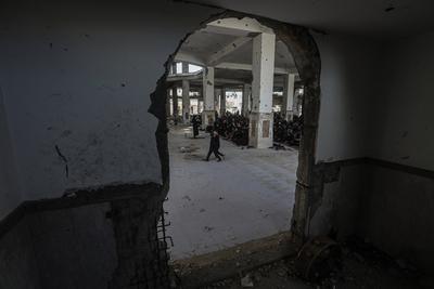 Palestinians gather at the Imam Al-Shafii Mosque, which was heavily damaged in the Israeli attacks-stock-foto