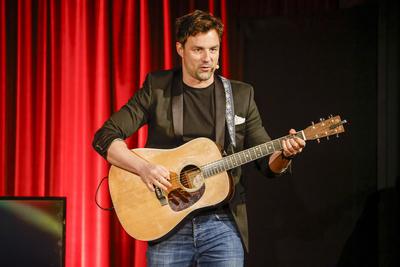 Lars Redlich (* 1981 in Berlin) ist ein deutscher Musicaldarsteller, Schauspieler und Komiker. Mit seinem Programm Ein b-stock-foto