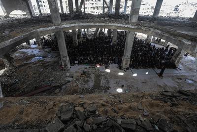 Palestinians gather at the Imam Al-Shafii Mosque, which was heavily damaged in the Israeli attacks-stock-foto