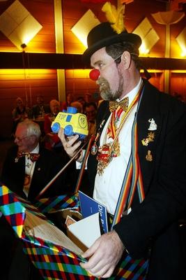 Bildnummer: 50716464  Datum: 14.02.2003  Copyright: imago/Thomas FreyHerbert Mertin (GER/FDP/Justizminister Rheinland-Pfalz) tritt als Clown verkleidet w?hrend einer Karnevalssitzung in Koblenz auf, Personen; 2003, Koblenz, Politiker, rheinland-pf?lzischer, Justiz-Minister, Landesminister, Clownskost?m, Clownskost?me, Kost?m, Kost?me, kost?miert, verkleidet, Verkleidung, Karneval, Karnevalskost?m, Karnevalskost?me; , hoch, Kbdig, Einzelbild, close, Landespolitik, Politik, Seitenansicht, Perspektive, Deutschland, Randbild, People-stock-foto