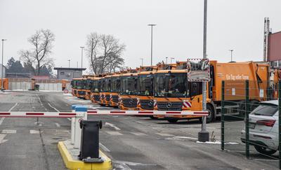 21 . 02 . 2025 , Berlin / Neuk?lln : Warnstreik BSR ( Berliner Stadtreinigung ) . Foto : Recyclinghof in der Gradestra?e-stock-foto