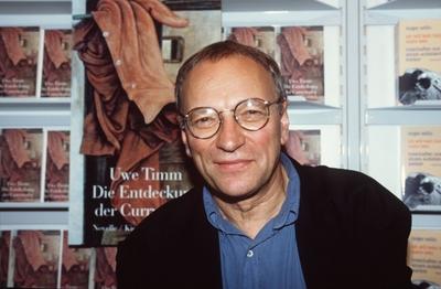 Bildnummer: 56779314  Datum: 01.10.1993  Copyright: imago/teutopressUwe Timm 10/93 pp Mann Autor Film Regie dunkelhaarig Brille leger quer Portrait Buch l?chelnd People Shooting xdp x0x 1993 quer  56779314 Date 01 10 1993 Copyright Imago teutopress Uwe Timm 10 93 PP Man Author Film Director dark haired Glasses casual horizontal Portrait Book smiling Celebrities Shooting XDP x0x 1993 horizontal-stock-foto
