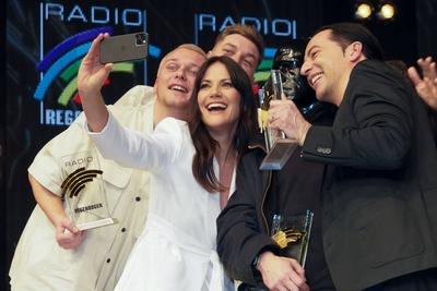 Nach der Verleihung zum Schlussbild auf der Buehne und im Saal beim Feiern. Bettina Zimmermann (Laudatorinn) beim Selfie-stock-foto
