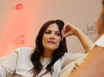 Schauspielerin Bettina Zimmermann pr?sentiert ihre eigene Musterring M?belkollektion mit dem Titel JustB! Wohnen, wie es-stock-foto