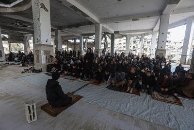 Palestinians gather at the Imam Al-Shafii Mosque, which was heavily damaged in the Israeli attacks-stock-foto