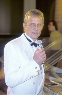Rolf Becker 01/92 dar Mann Fernsehen TV Schauspiel Film blond hoch halb stehend Mikrophon sprechend seri?s Sakko wei?-stock-foto