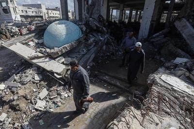 Palestinians gather at the Imam Al-Shafii Mosque, which was heavily damaged in the Israeli attacks-stock-foto