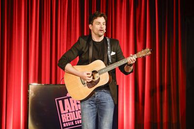 Lars Redlich (* 1981 in Berlin) ist ein deutscher Musicaldarsteller, Schauspieler und Komiker. Mit seinem Programm Ein b-stock-foto