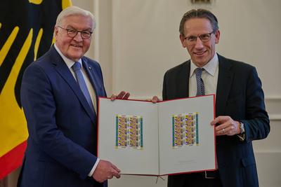 Wohlfahrtsmarken mit "Helferinnen und Helfern der Menschheit"-stock-photo