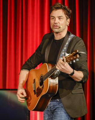 Lars Redlich (* 1981 in Berlin) ist ein deutscher Musicaldarsteller, Schauspieler und Komiker. Mit seinem Programm Ein b-stock-foto