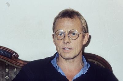 Rolf Becker 08/87 h?r Mann Fernsehen TV Schauspiel Film blond Brille quer Portrait leger ernst nachdenklich-stock-photo