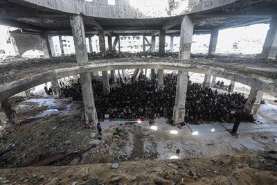 Palestinians gather at the Imam Al-Shafii Mosque, which was heavily damaged in the Israeli attacks-stock-foto