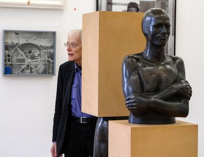 Timm Ulrichs hinter seiner Skulptur Im Sockel - vom Sockel (1981/90) mit dem Bronzeabguss seines K?rpers, Haus am L?tzow-stock-photo